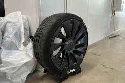 musta Tesla Model 3 2021 kuva 13.