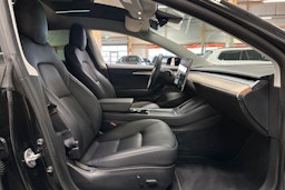 musta Tesla Model 3 2021 kuva 14.