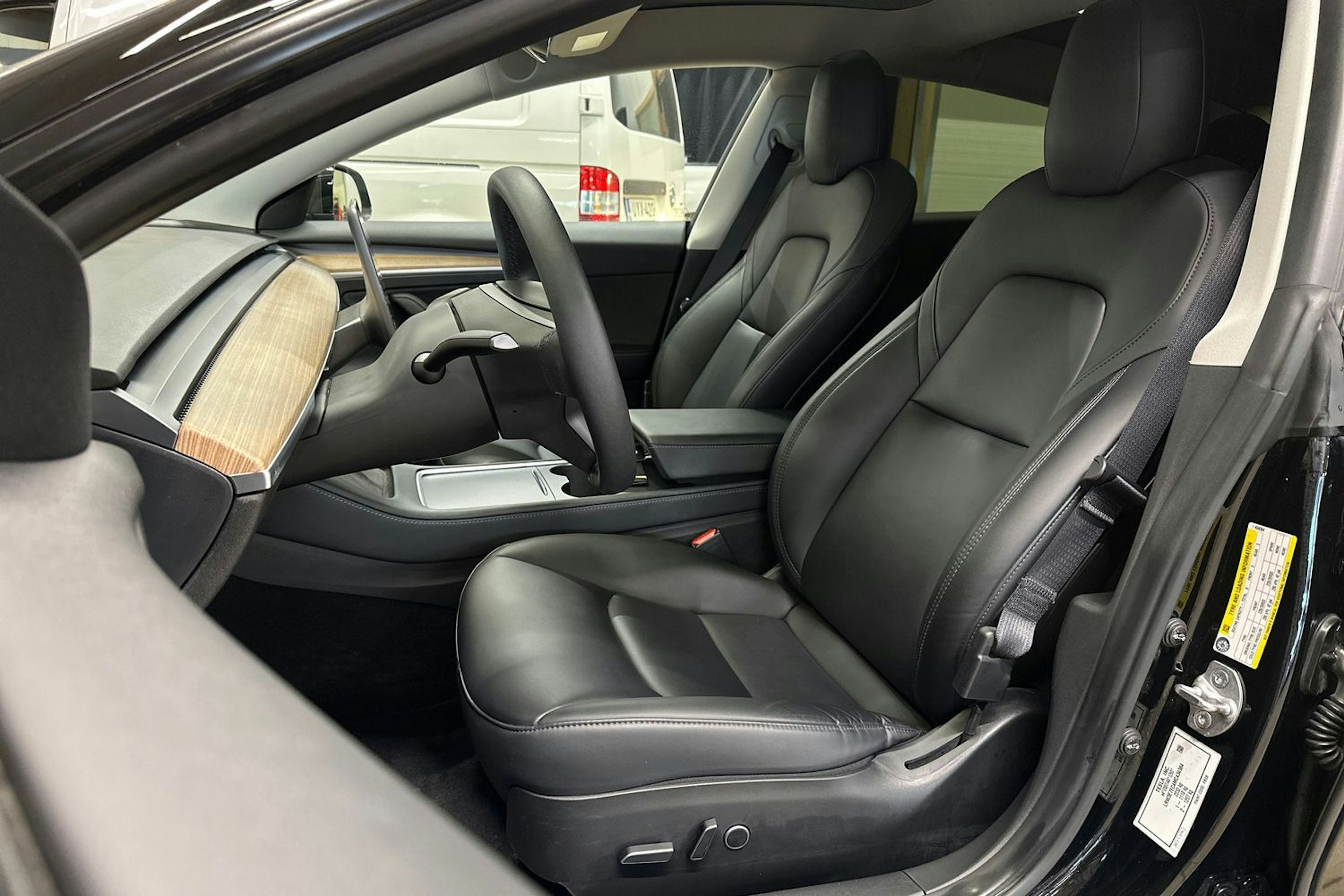 musta Tesla Model 3 2021 kuva 15.