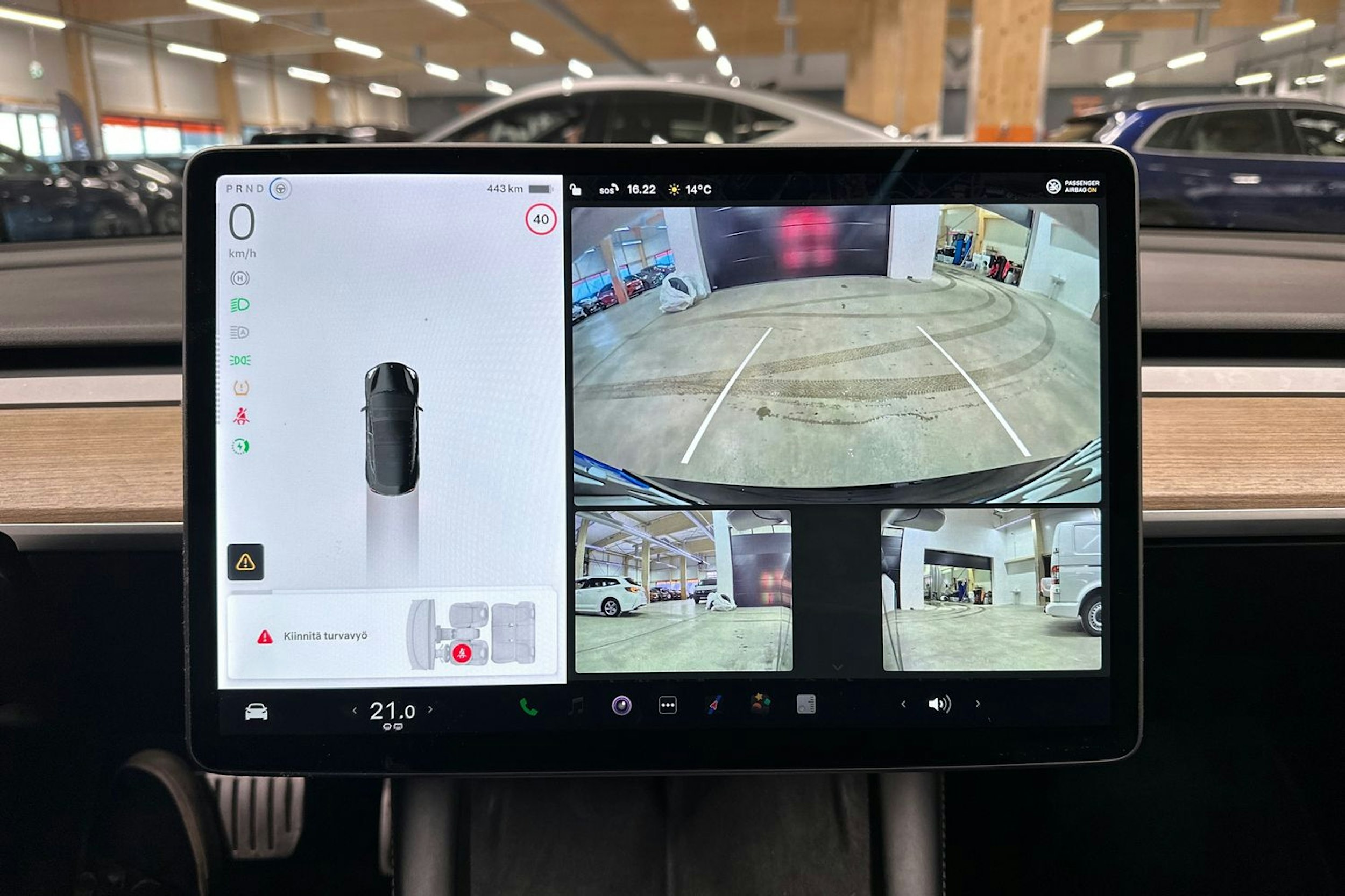 musta Tesla Model 3 2021 kuva 16.