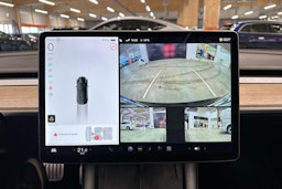 musta Tesla Model 3 2021 kuva 16.