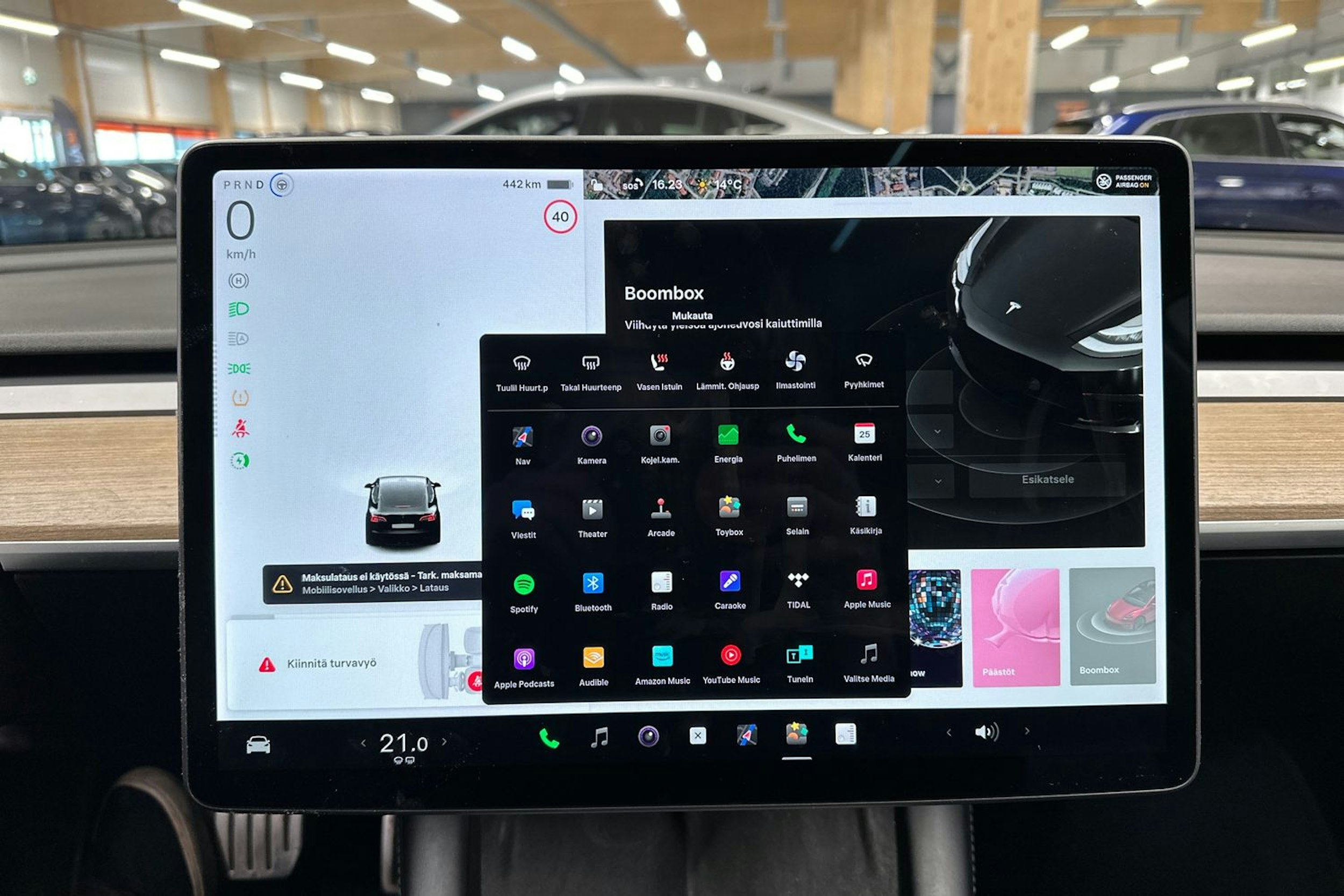 musta Tesla Model 3 2021 kuva 18.