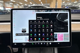 musta Tesla Model 3 2021 kuva 18.