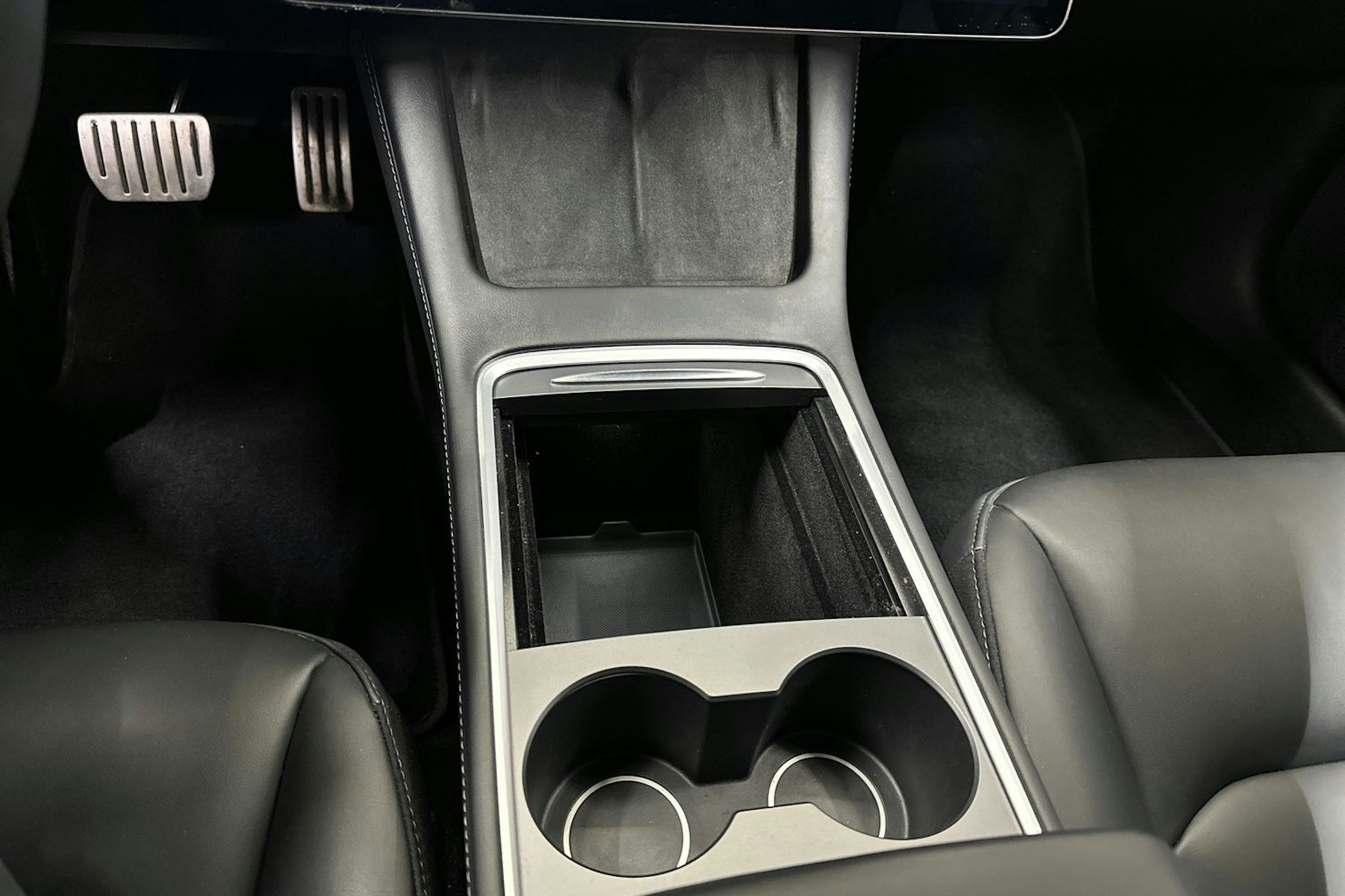 musta Tesla Model 3 2021 kuva 22.