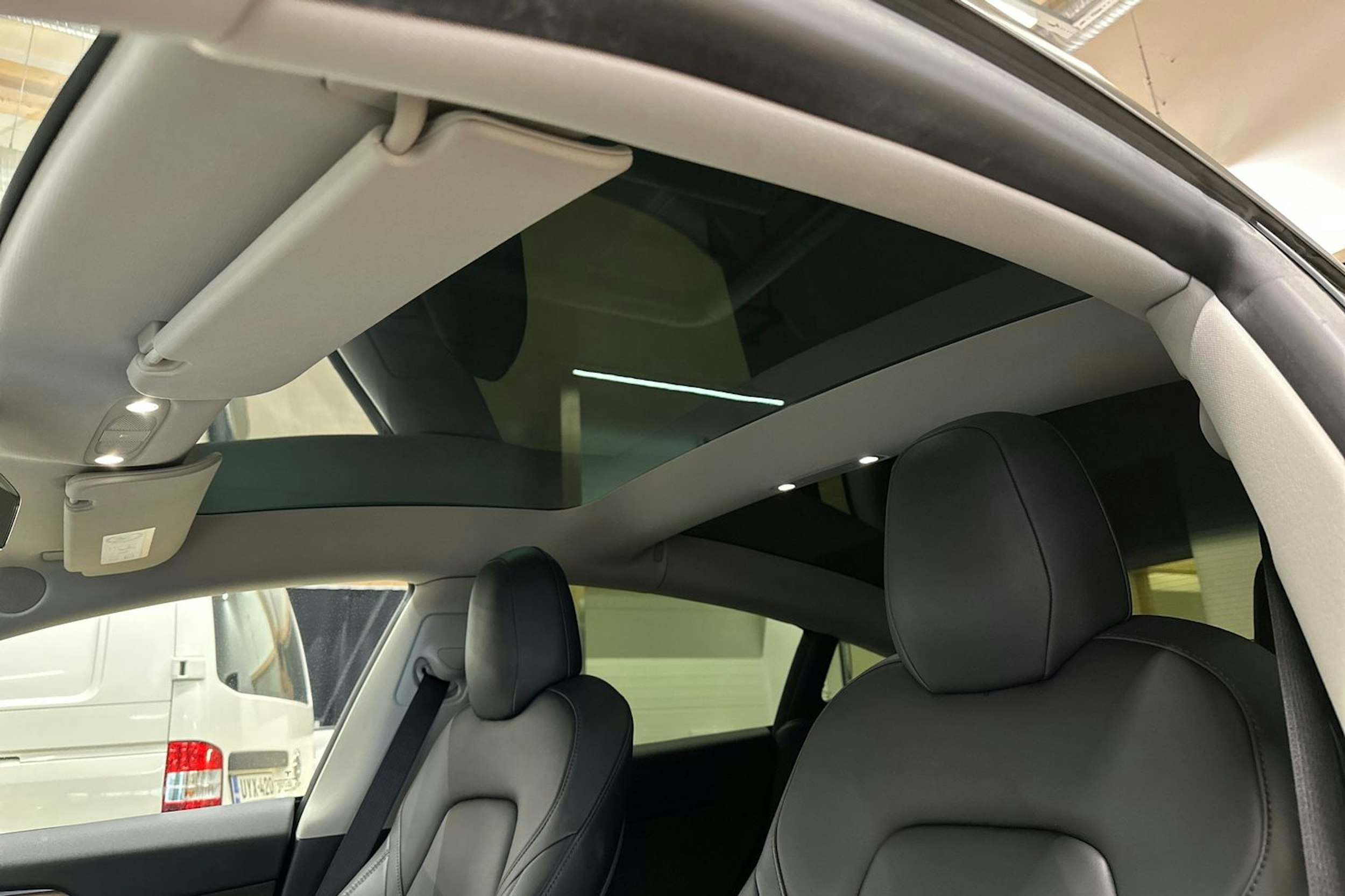 musta Tesla Model 3 2021 kuva 24.