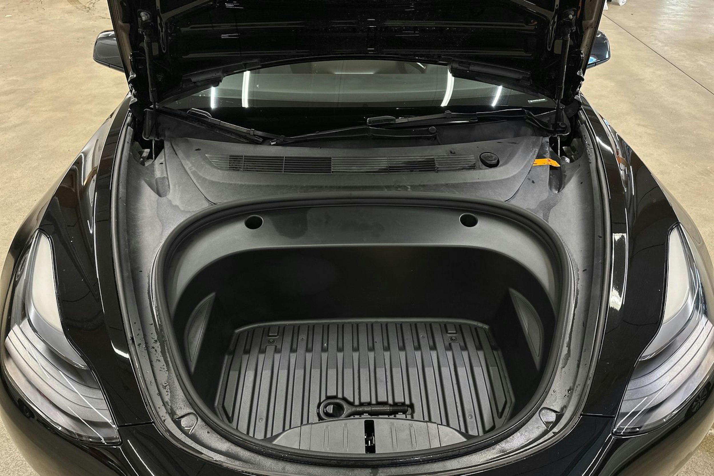 musta Tesla Model 3 2021 kuva 25.