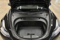 musta Tesla Model 3 2021 kuva 25.