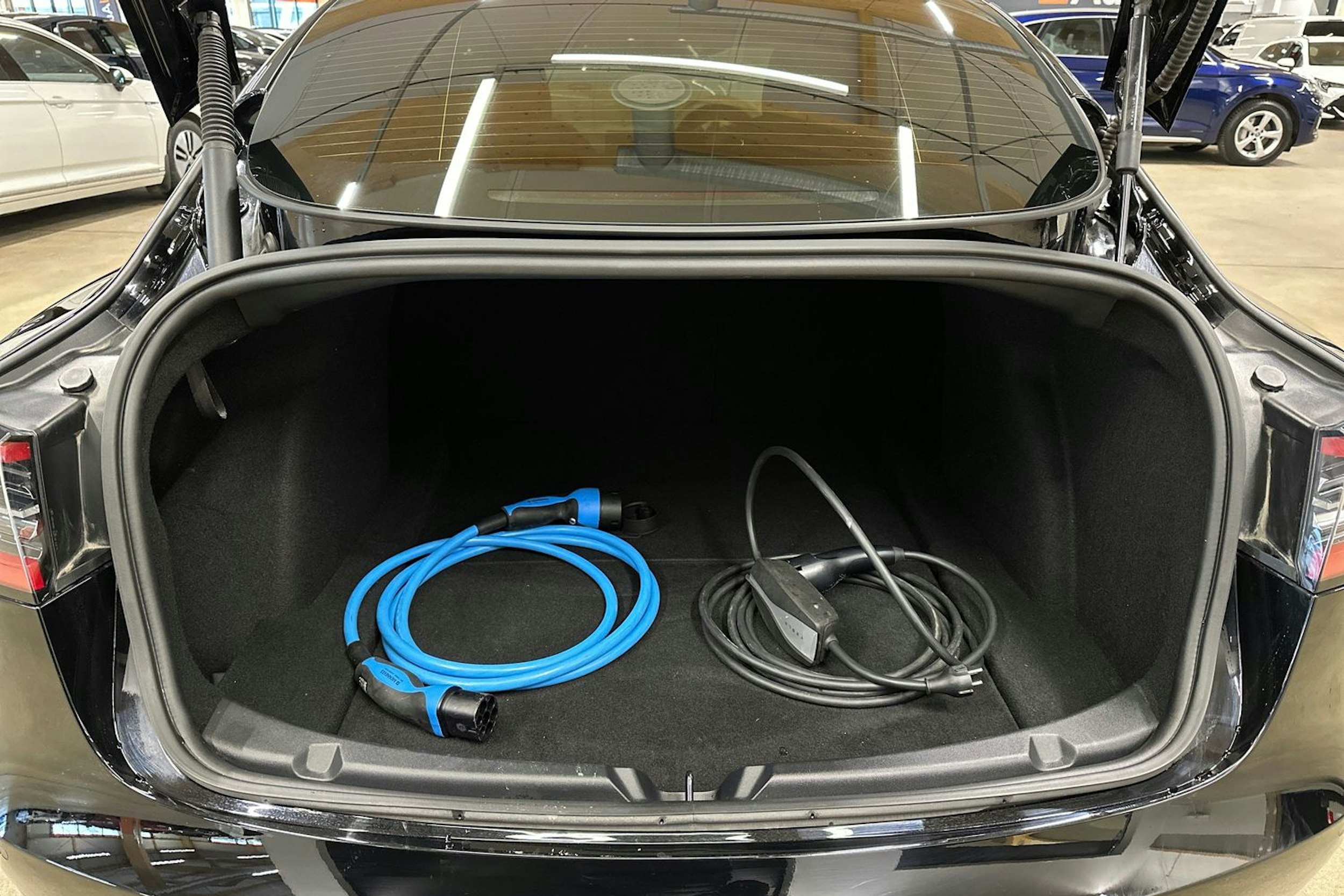 musta Tesla Model 3 2021 kuva 26.