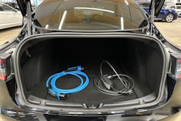 musta Tesla Model 3 2021 kuva 26.