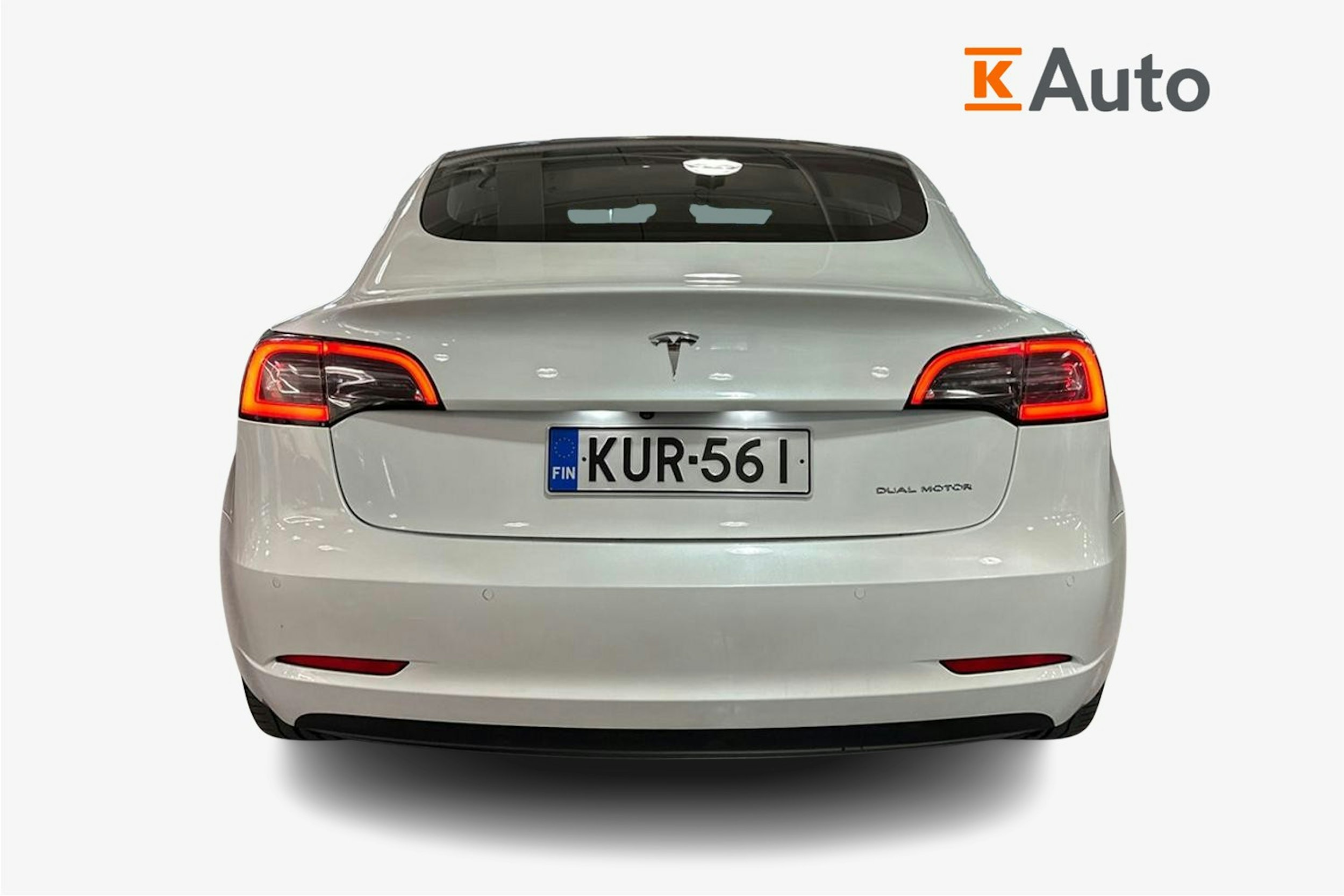 valkoinen Tesla Model 3 2021 kuva 4.