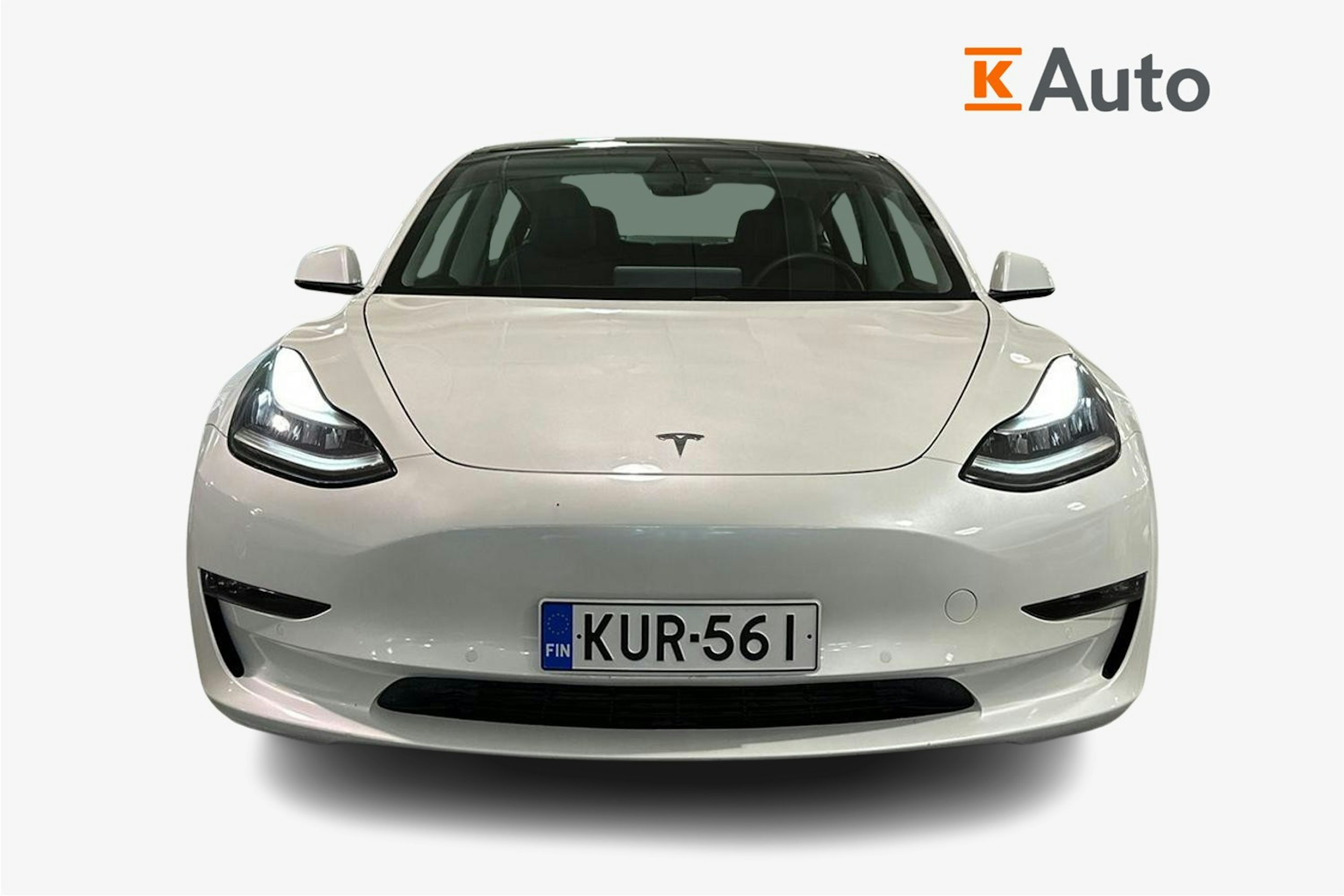 valkoinen Tesla Model 3 2021 kuva 5.