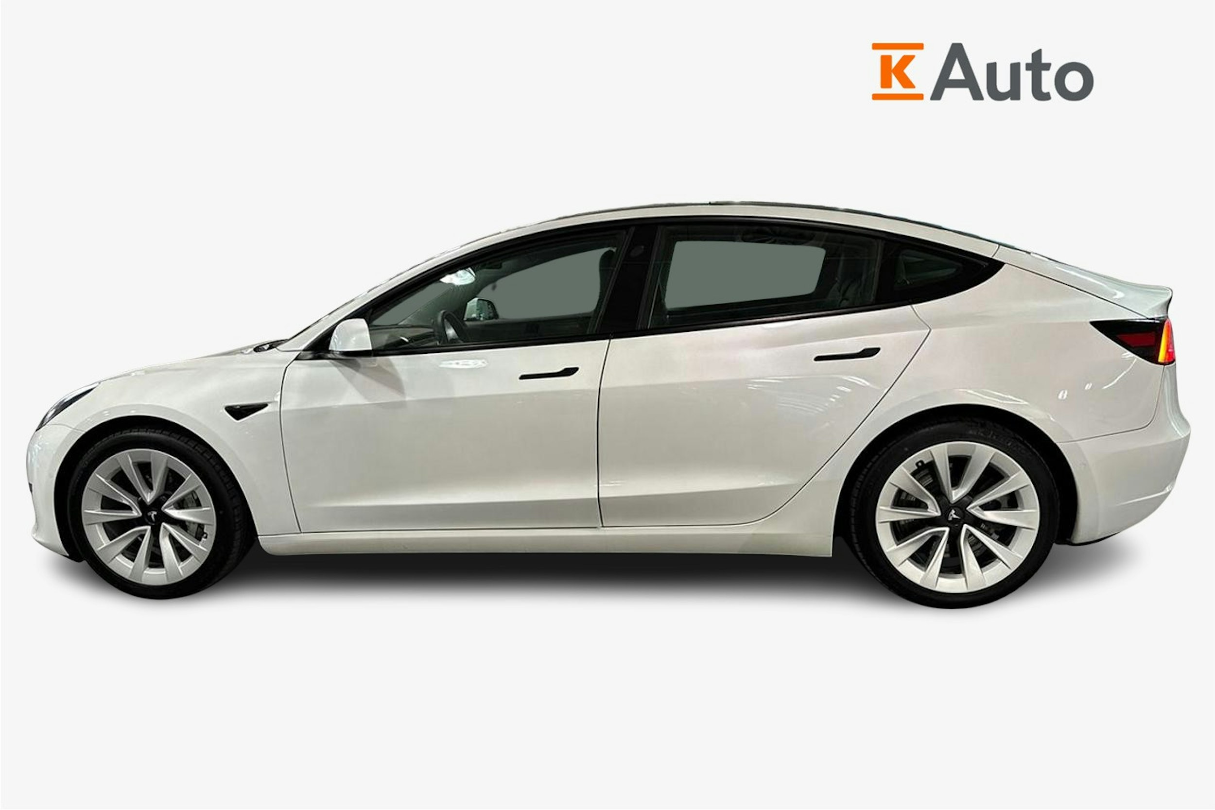 valkoinen Tesla Model 3 2021 kuva 6.