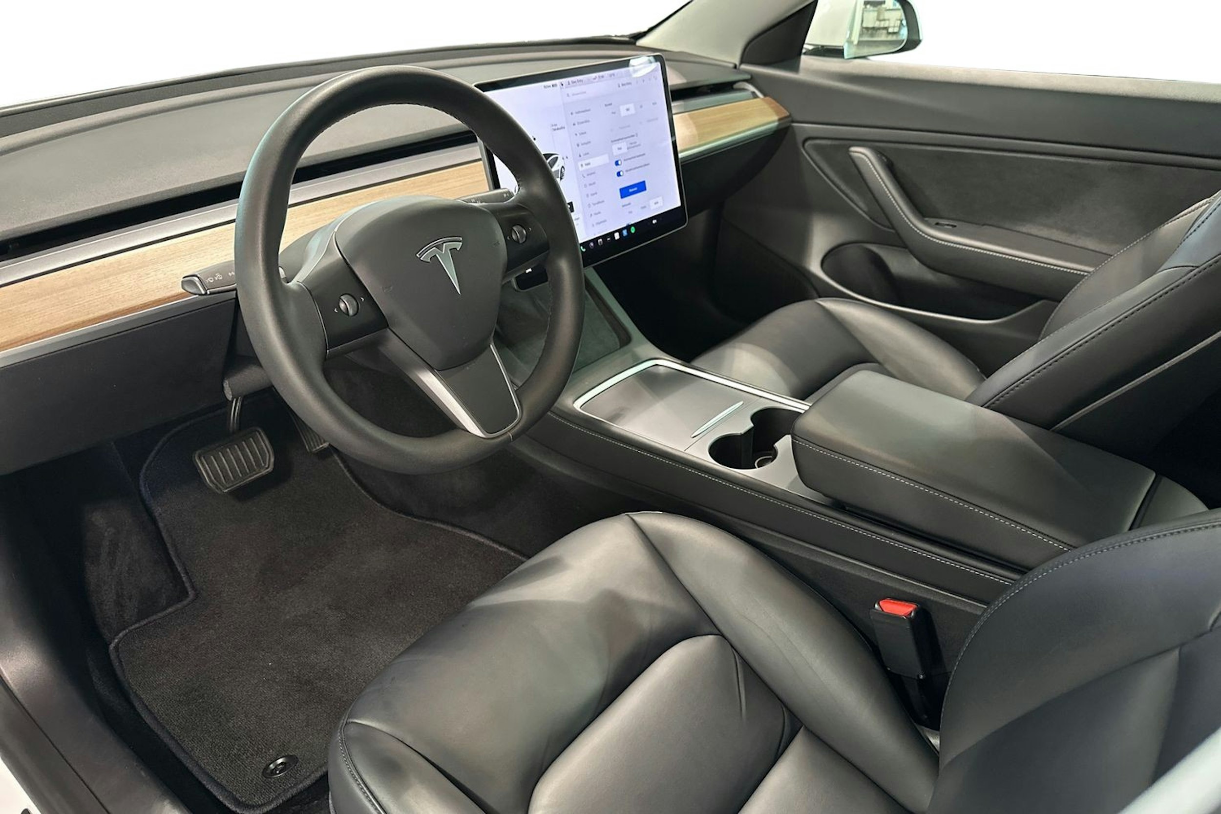 valkoinen Tesla Model 3 2021 kuva 7.