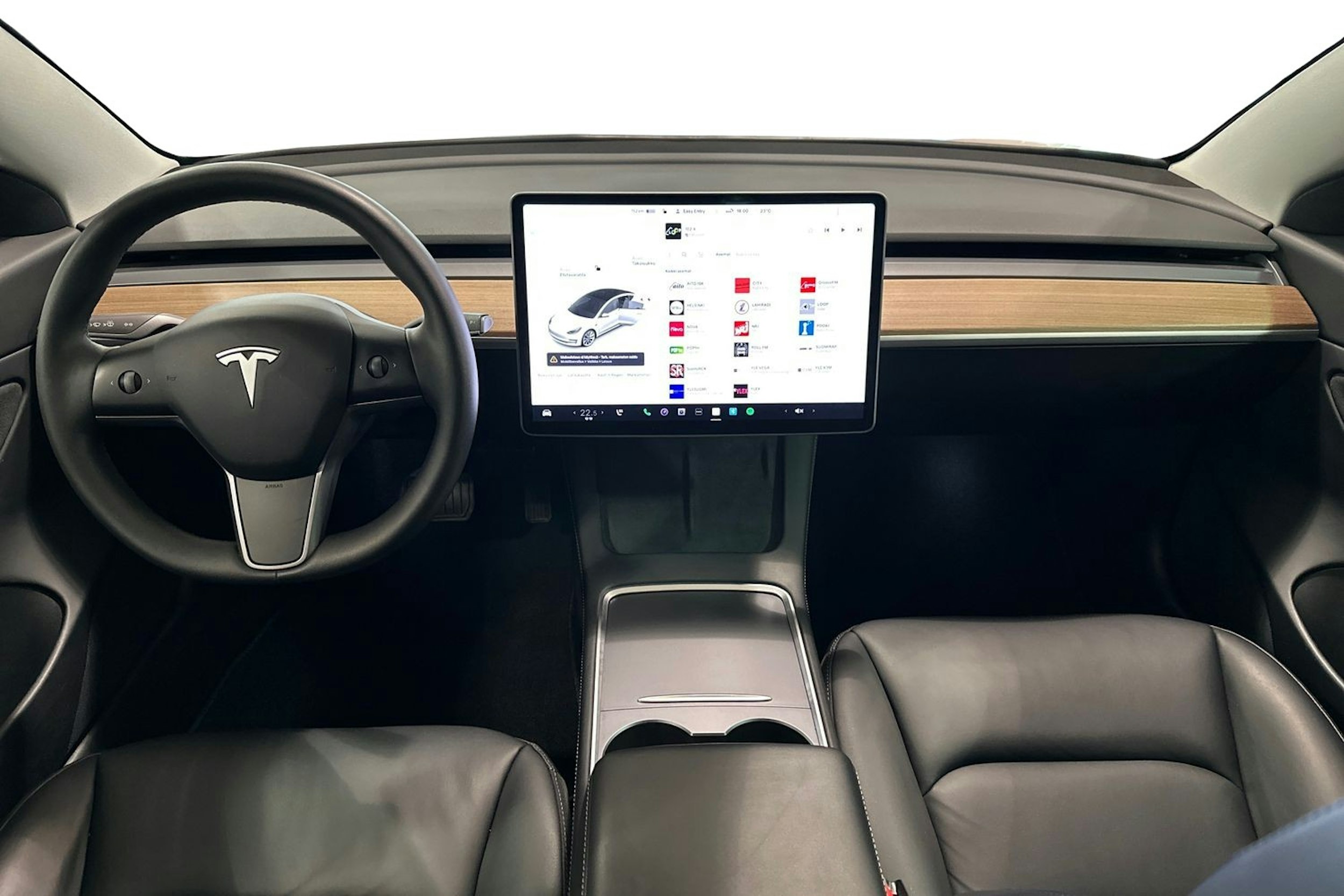 valkoinen Tesla Model 3 2021 kuva 9.