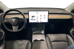 valkoinen Tesla Model 3 2021 kuva 9.