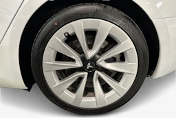 valkoinen Tesla Model 3 2021 kuva 11.