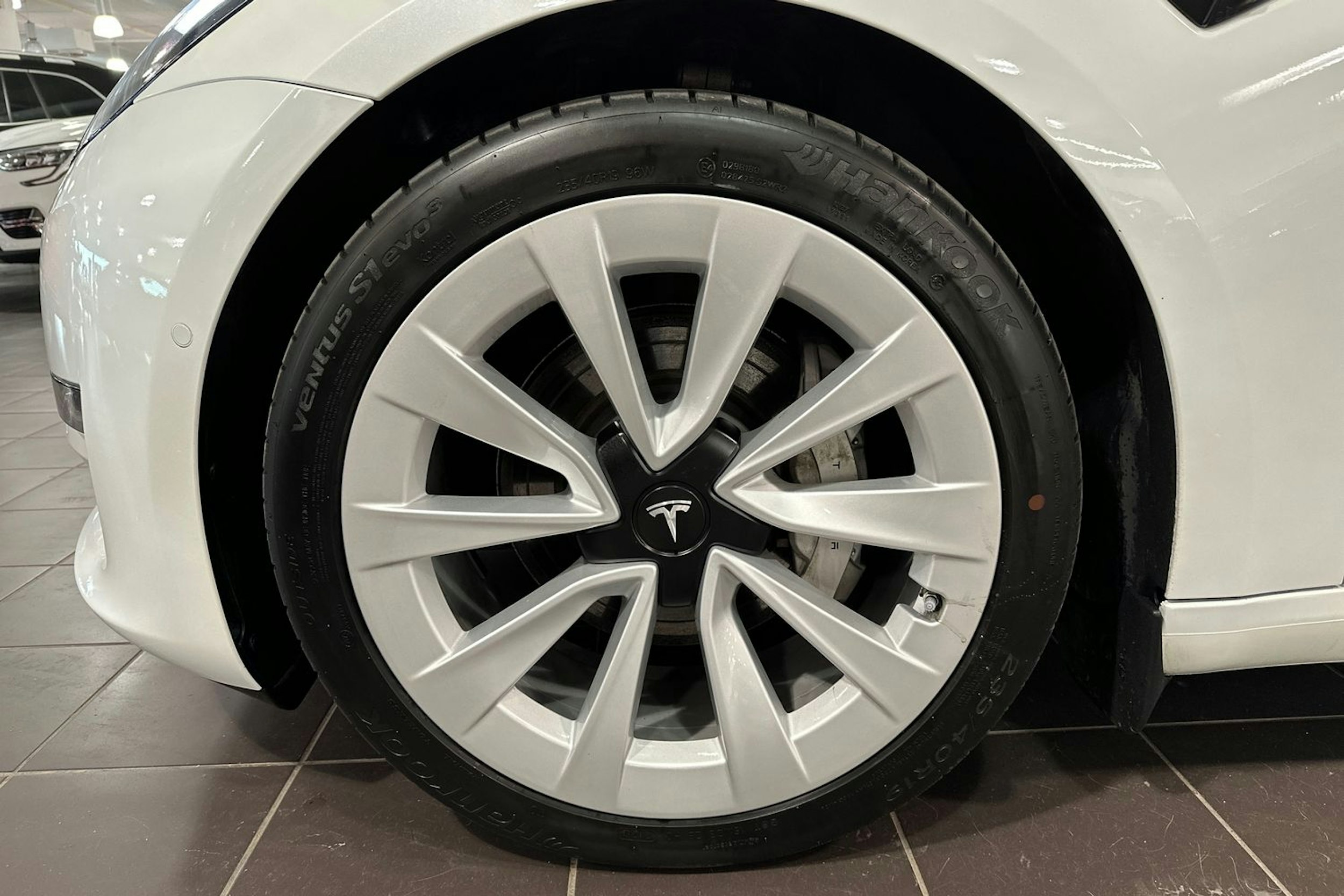 valkoinen Tesla Model 3 2021 kuva 13.