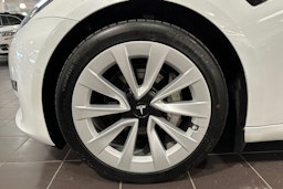 valkoinen Tesla Model 3 2021 kuva 13.