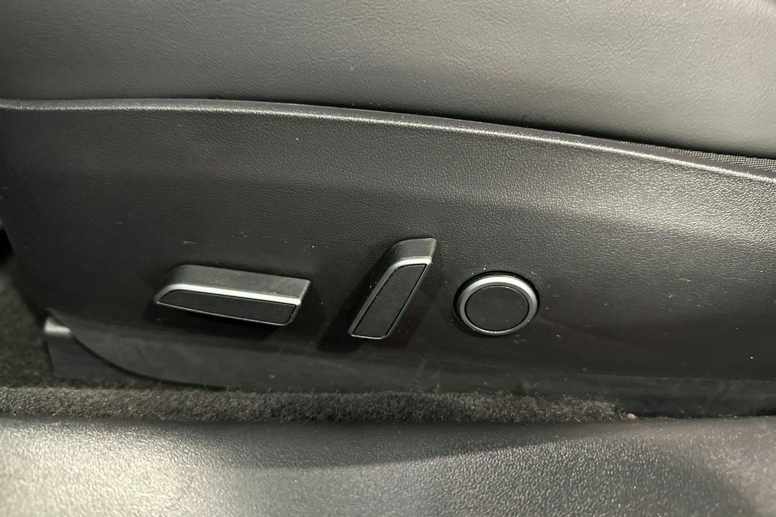 valkoinen Tesla Model 3 2021 kuva 14.
