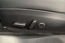 valkoinen Tesla Model 3 2021 kuva 14.