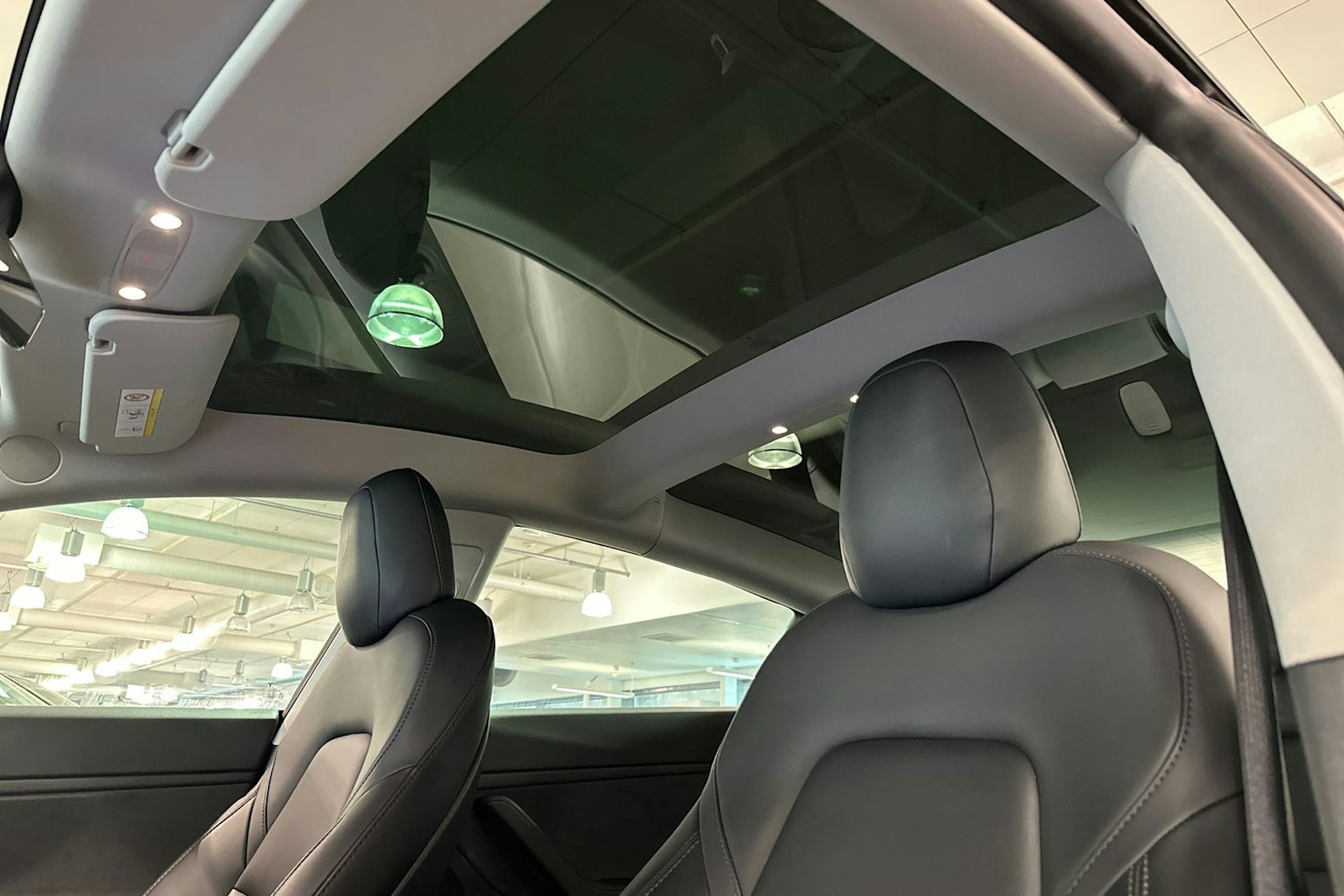 valkoinen Tesla Model 3 2021 kuva 15.