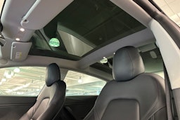 valkoinen Tesla Model 3 2021 kuva 15.