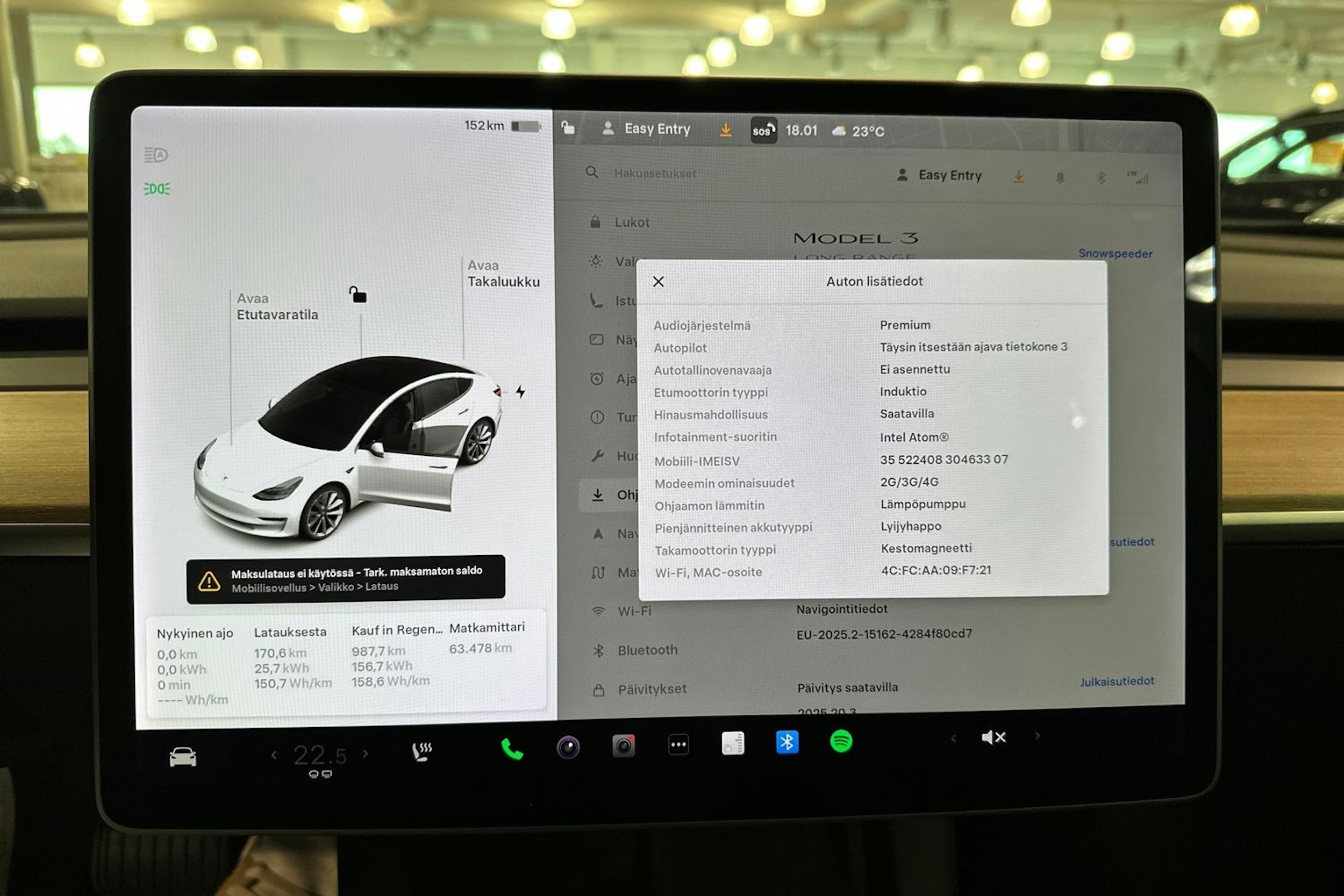 valkoinen Tesla Model 3 2021 kuva 16.