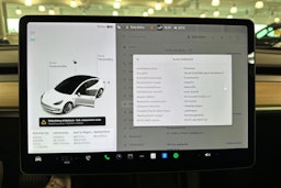 valkoinen Tesla Model 3 2021 kuva 16.