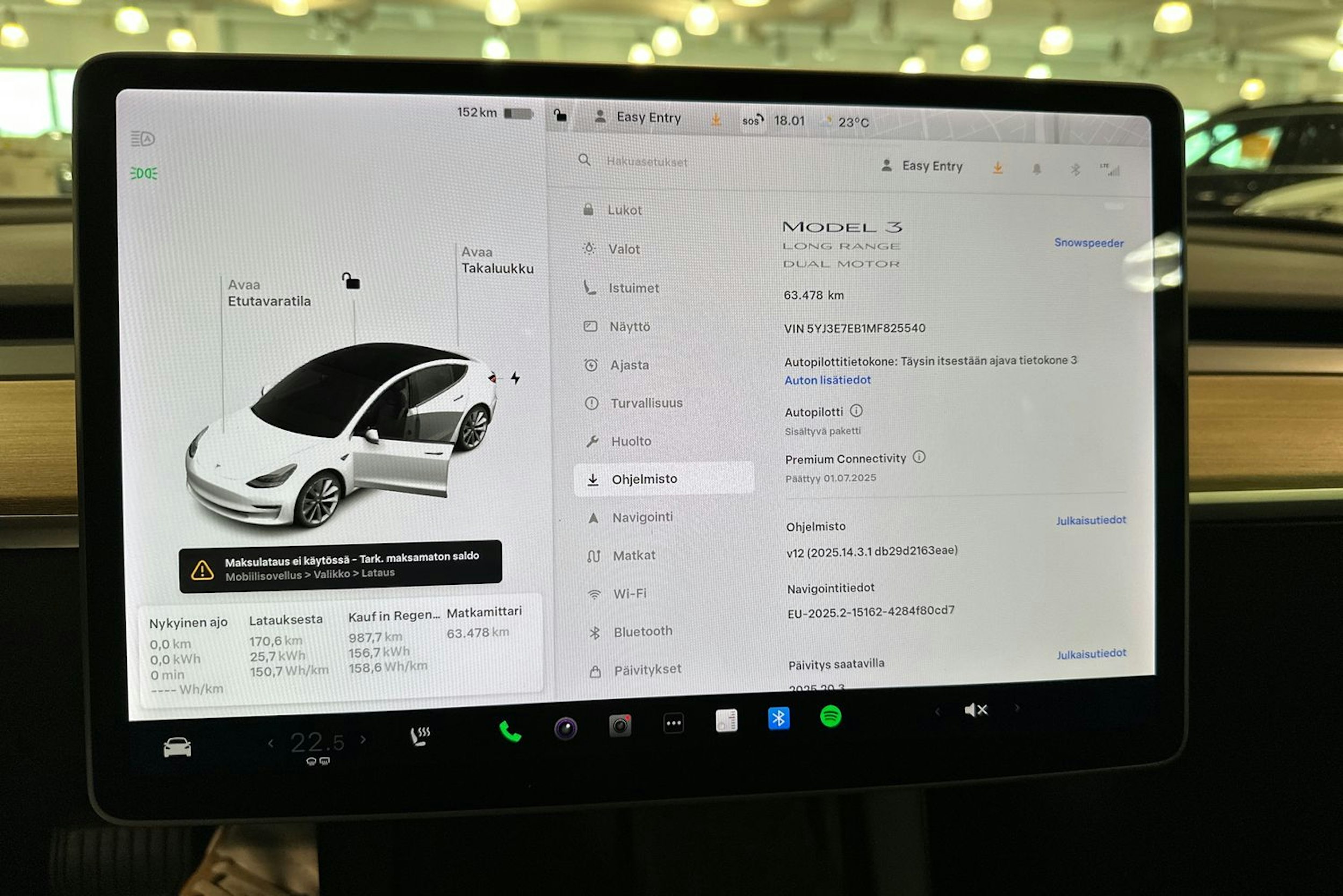 valkoinen Tesla Model 3 2021 kuva 17.