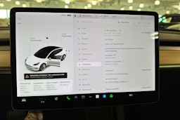 valkoinen Tesla Model 3 2021 kuva 17.