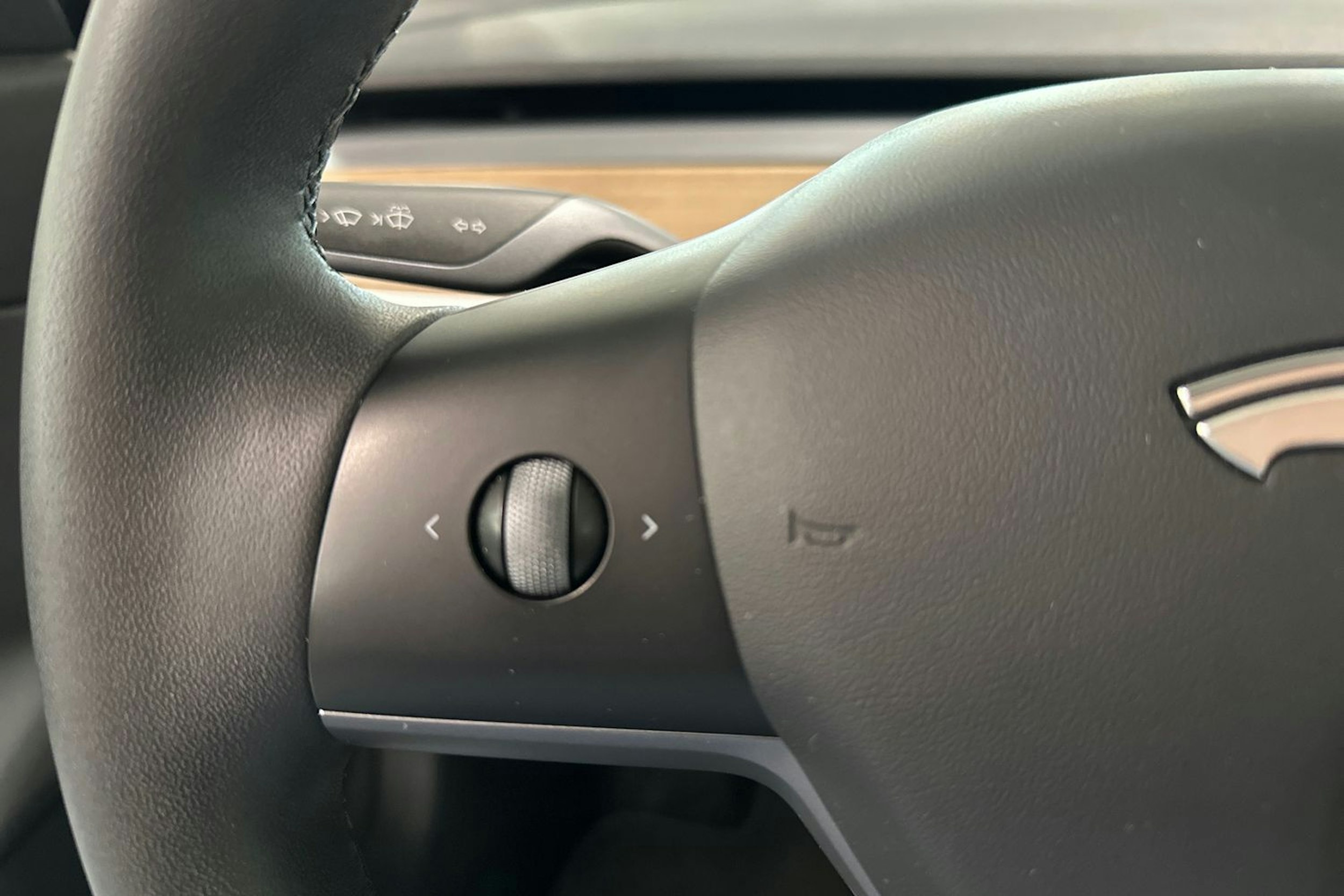 valkoinen Tesla Model 3 2021 kuva 18.
