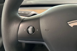valkoinen Tesla Model 3 2021 kuva 18.