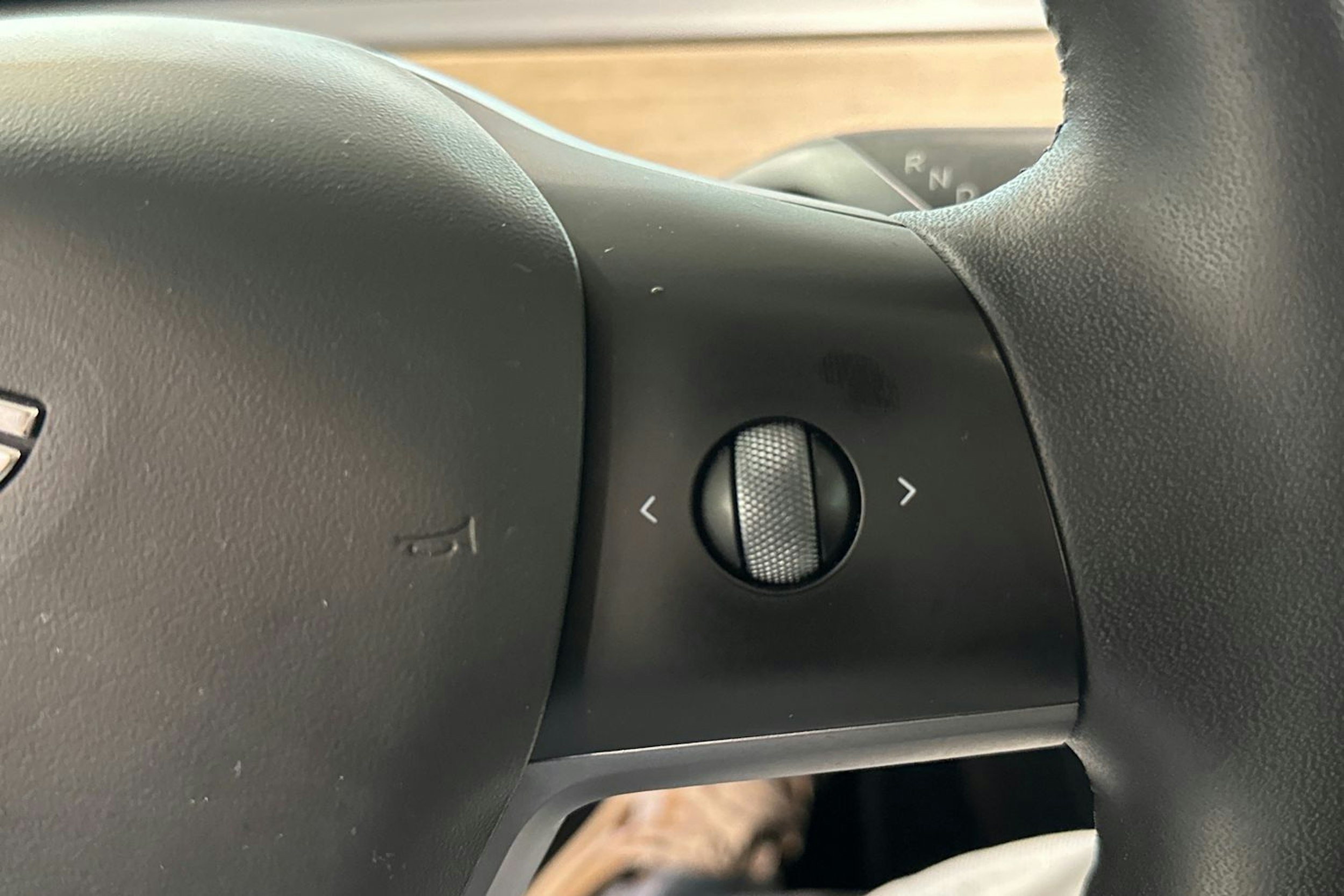 valkoinen Tesla Model 3 2021 kuva 19.
