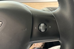 valkoinen Tesla Model 3 2021 kuva 19.