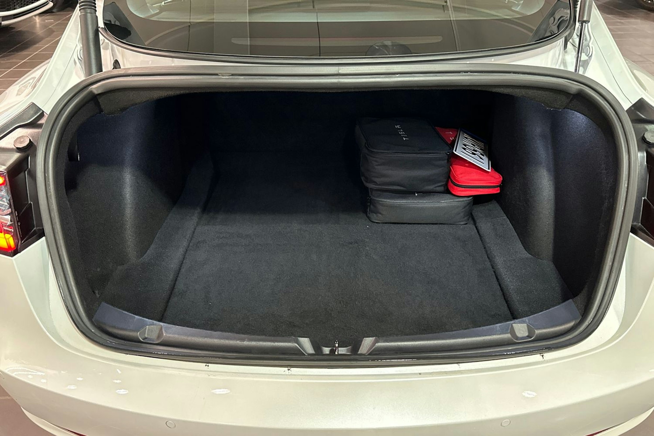 valkoinen Tesla Model 3 2021 kuva 20.