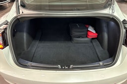 valkoinen Tesla Model 3 2021 kuva 20.
