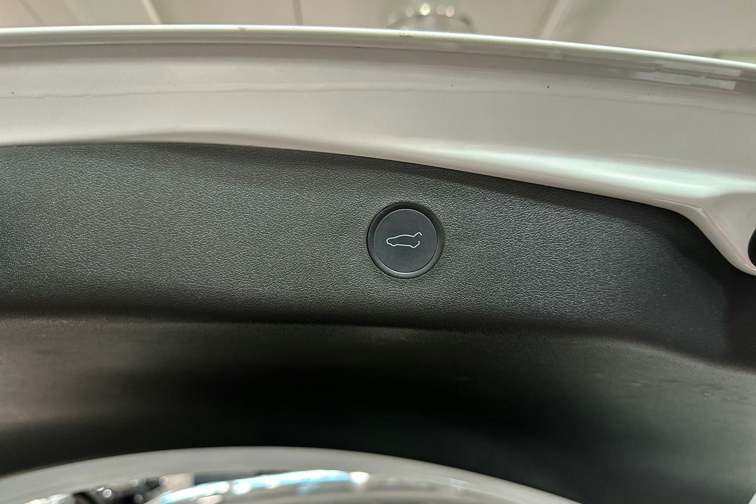 valkoinen Tesla Model 3 2021 kuva 21.