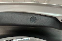 valkoinen Tesla Model 3 2021 kuva 21.