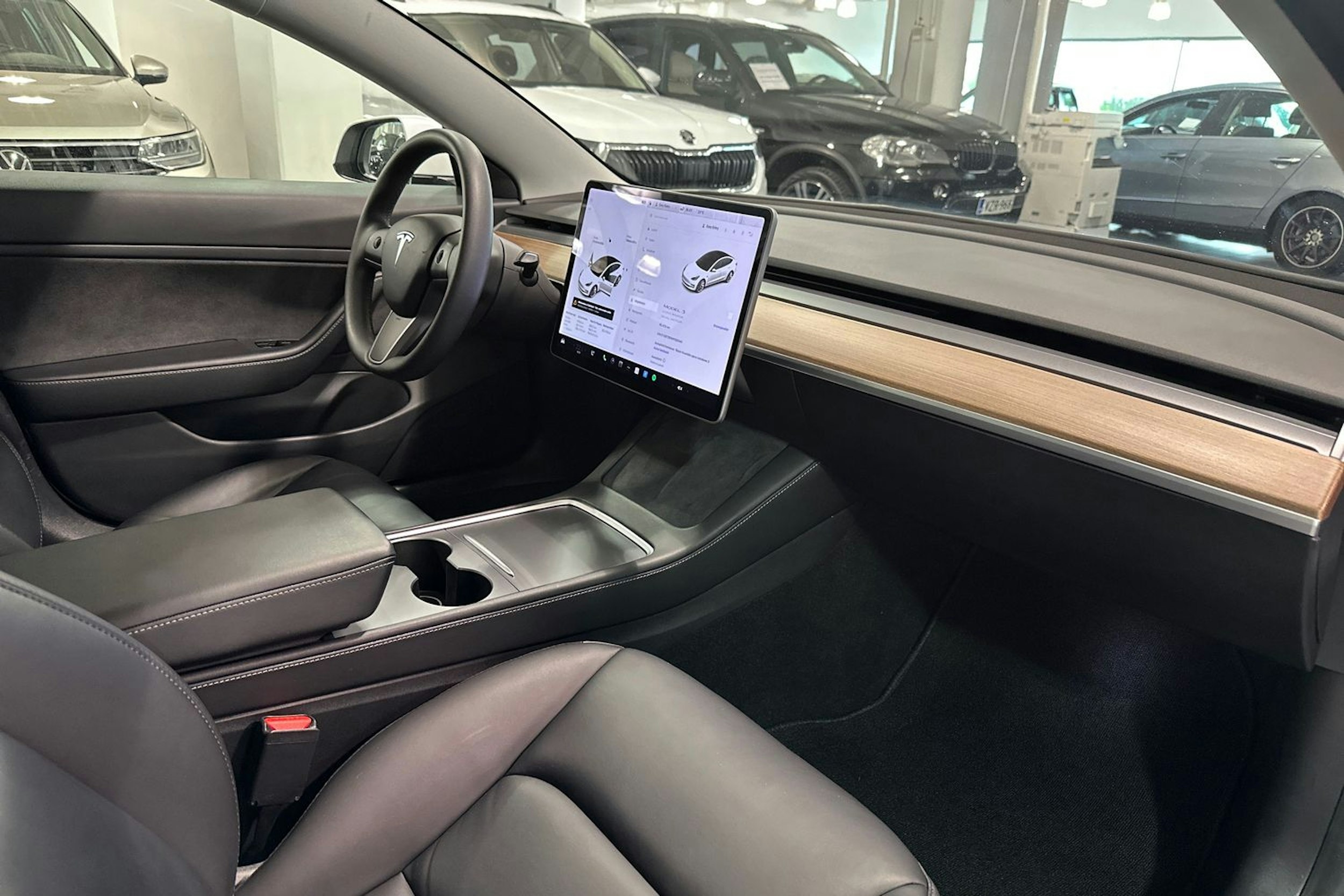 valkoinen Tesla Model 3 2021 kuva 22.