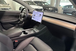 valkoinen Tesla Model 3 2021 kuva 22.