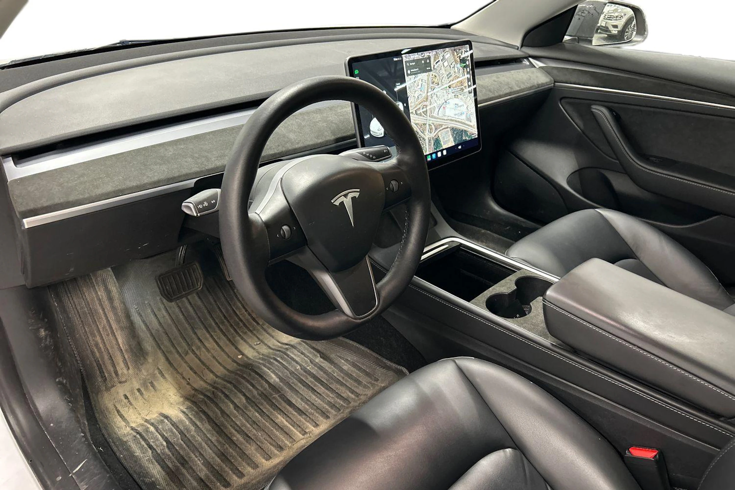 valkoinen Tesla Model 3 2021 kuva 3.