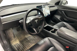 valkoinen Tesla Model 3 2021 kuva 3.