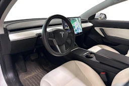 valkoinen Tesla Model 3 2021 kuva 3.