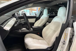 valkoinen Tesla Model 3 2021 kuva 4.