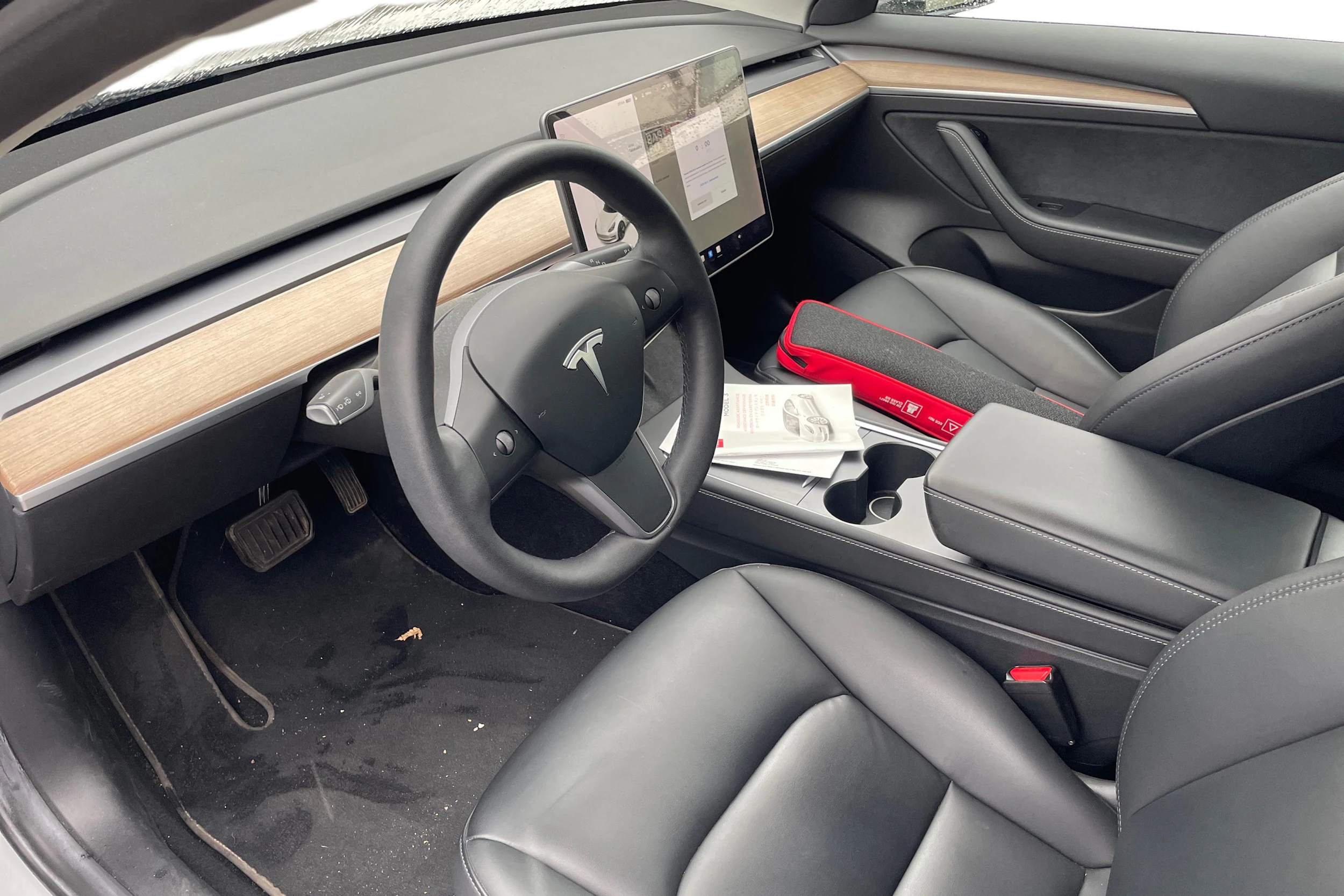 valkoinen Tesla Model 3 2021 kuva 3.