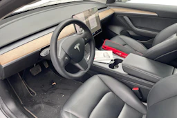 valkoinen Tesla Model 3 2021 kuva 3.