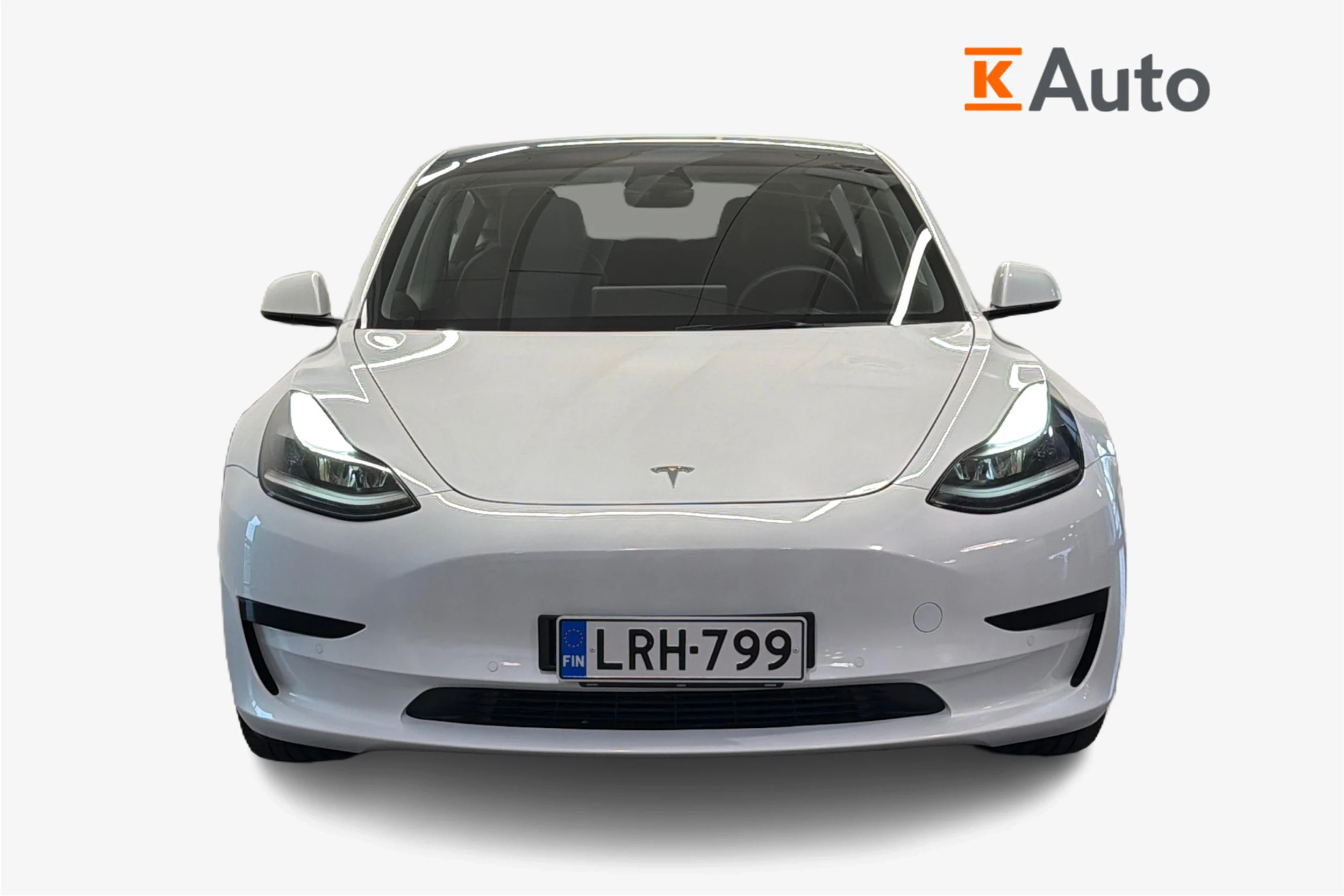 valkoinen Tesla Model 3 2021 kuva 4.