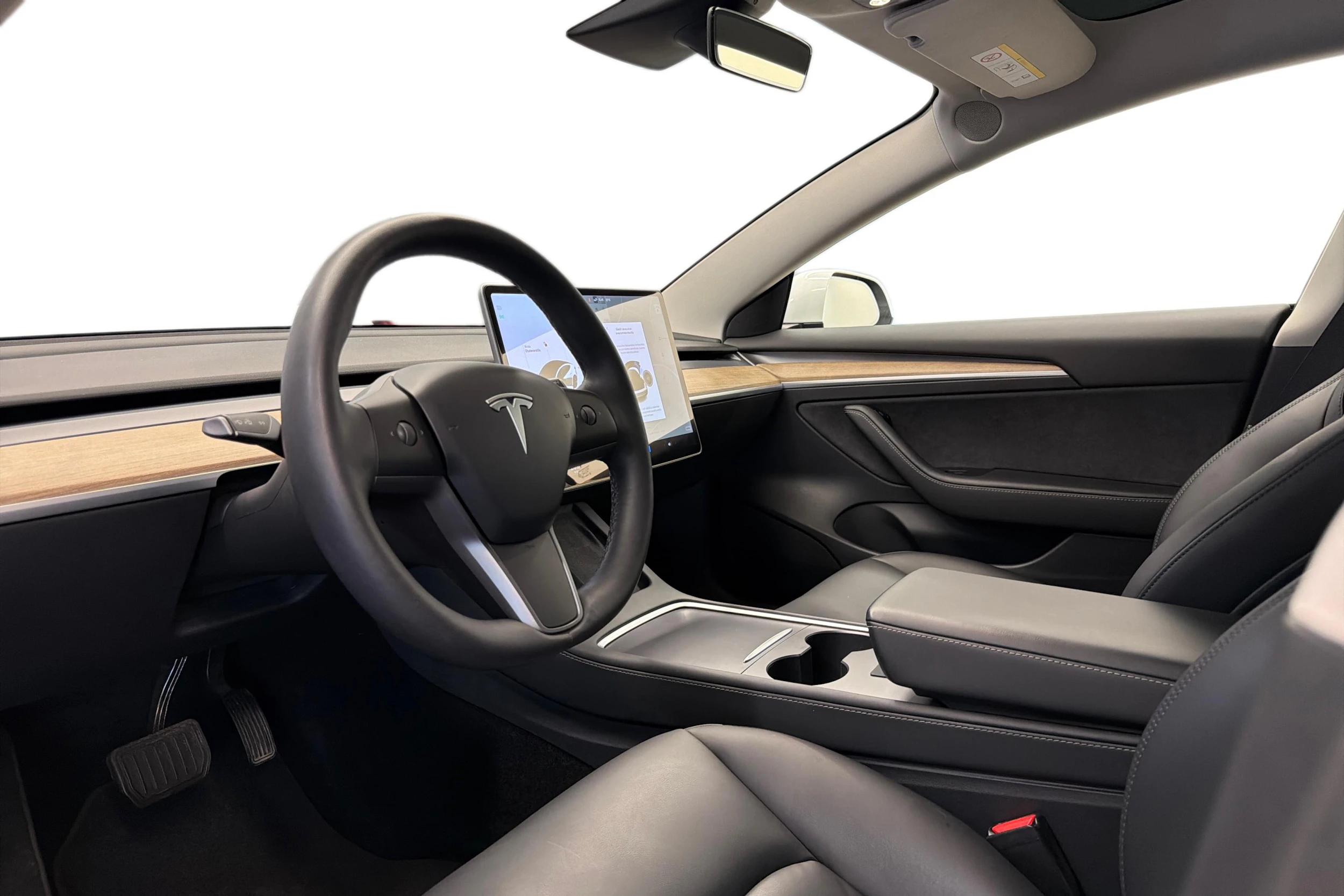 valkoinen Tesla Model 3 2021 kuva 6.