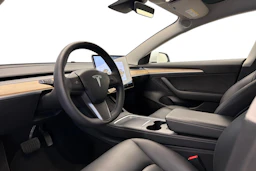valkoinen Tesla Model 3 2021 kuva 6.