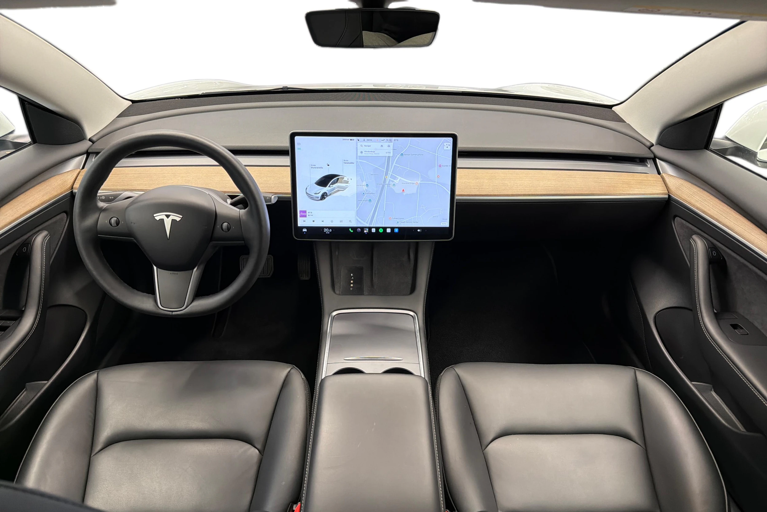 valkoinen Tesla Model 3 2021 kuva 7.
